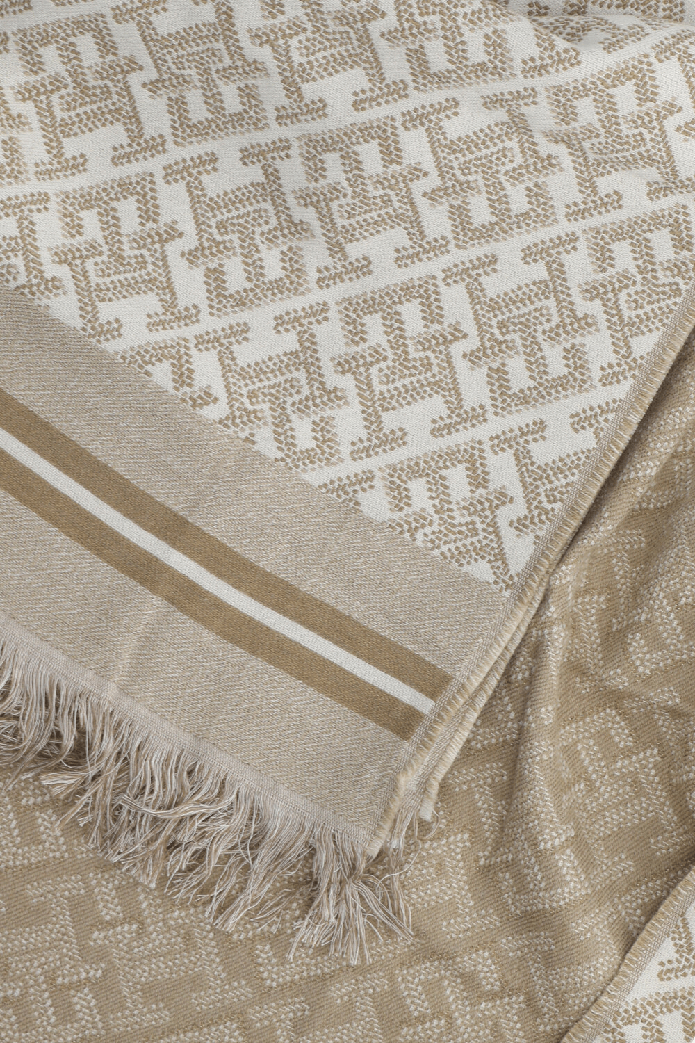 תמונה אחורית של צעיף ז'קרד עם צמר