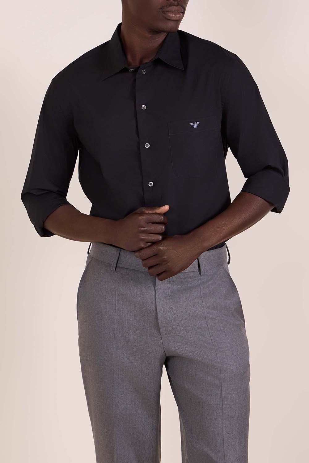 תמונת דוגמן קידמית של חולצה מכופתרת