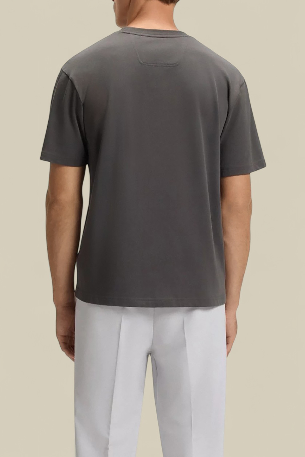 תמונת דוגמן אחורית של חולצת טי