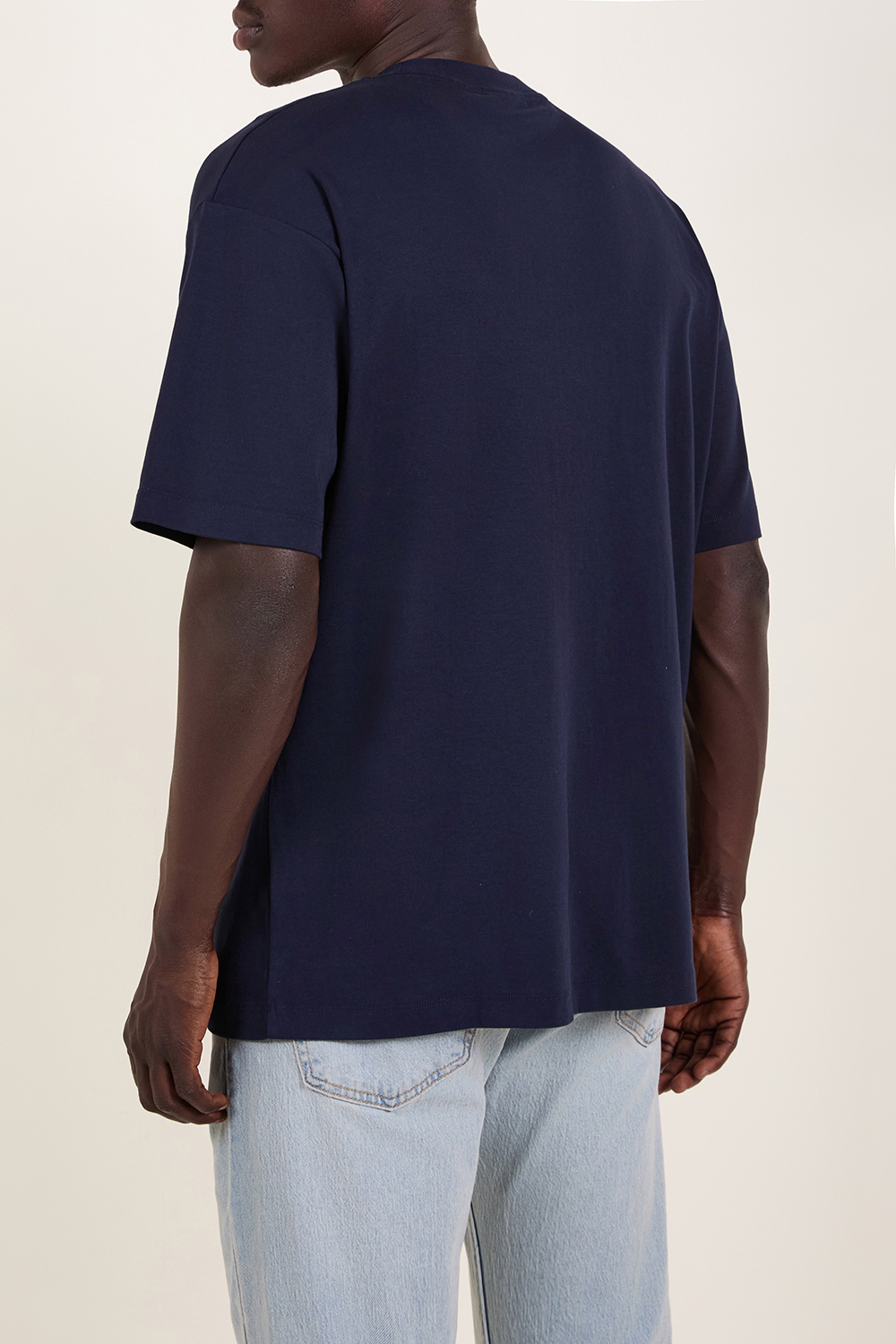 תמונת תקריב דוגמן של חולצת טי גראנד הוטל