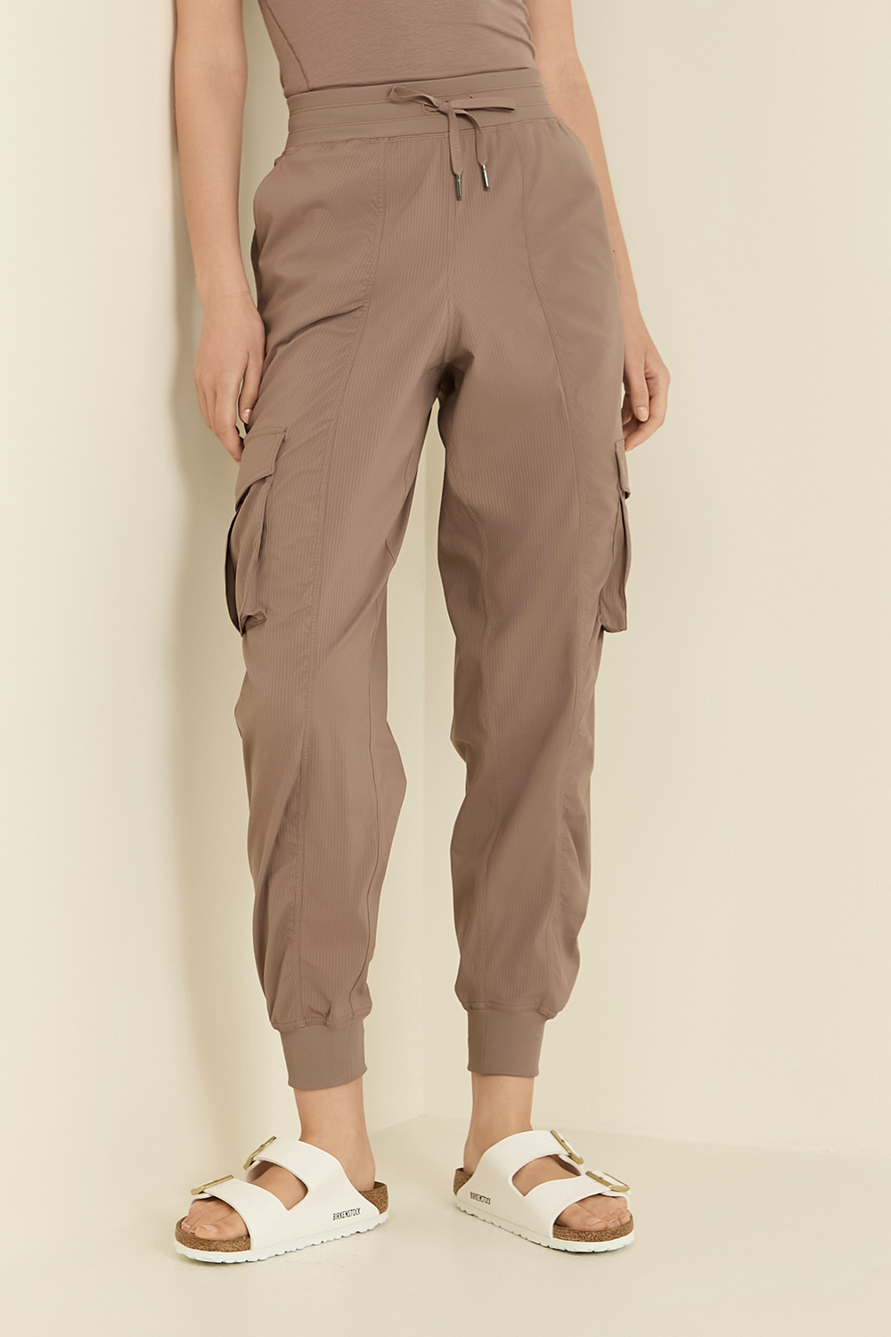 תמונת דוגמן קידמית של Dance Studio Relaxed-Fit Mid-Rise Cargo Jogger