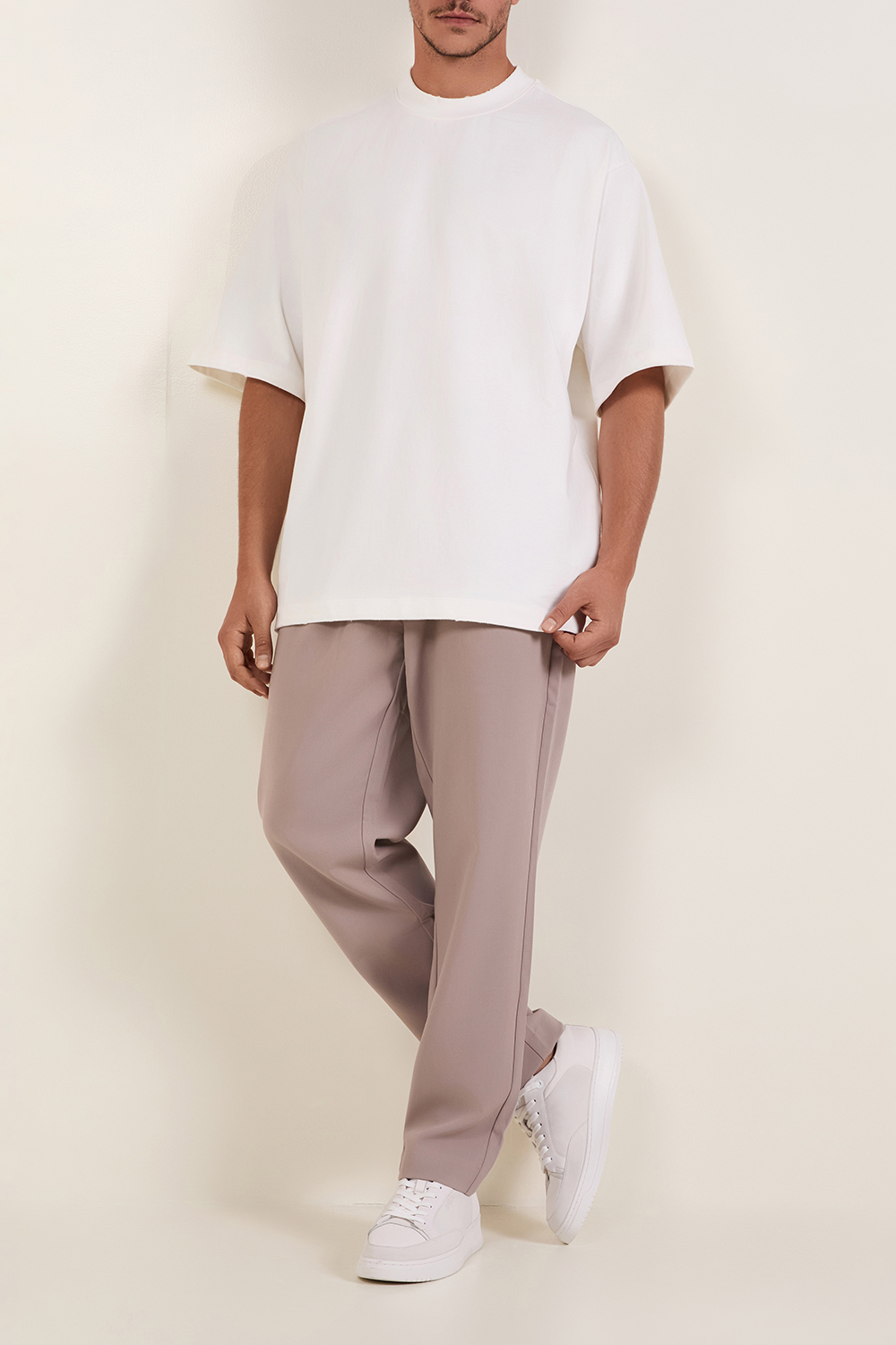 תמונת דוגמן קידמית של נעלי סניקרס