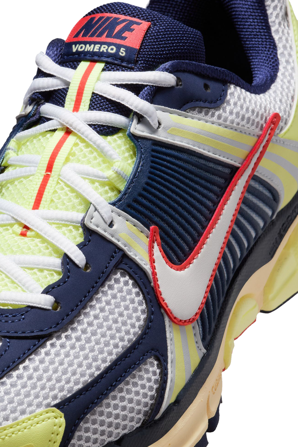 תמונת פנים של נעלי סניקרס זום וומרו 5