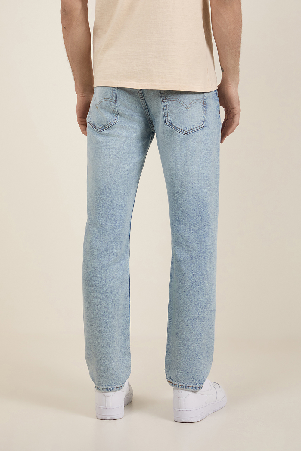 תמונת דוגמן אחורית של מכנסי ג'ינס טאפר 502 בגזרה ישרה