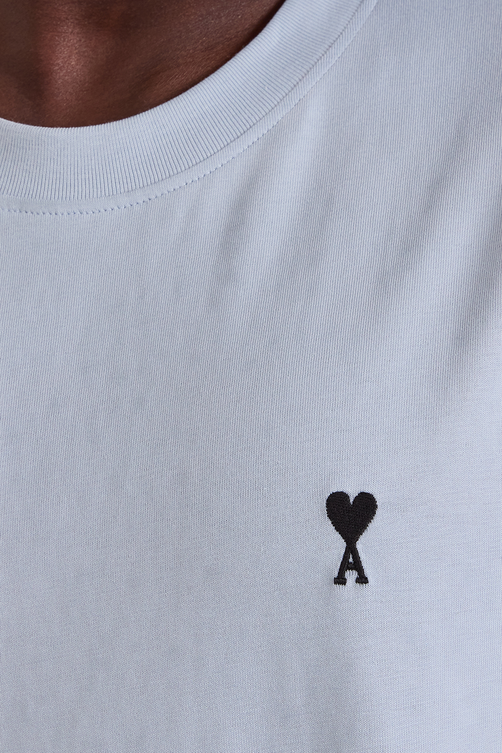 תמונת תקריב דוגמן של חולצת טי