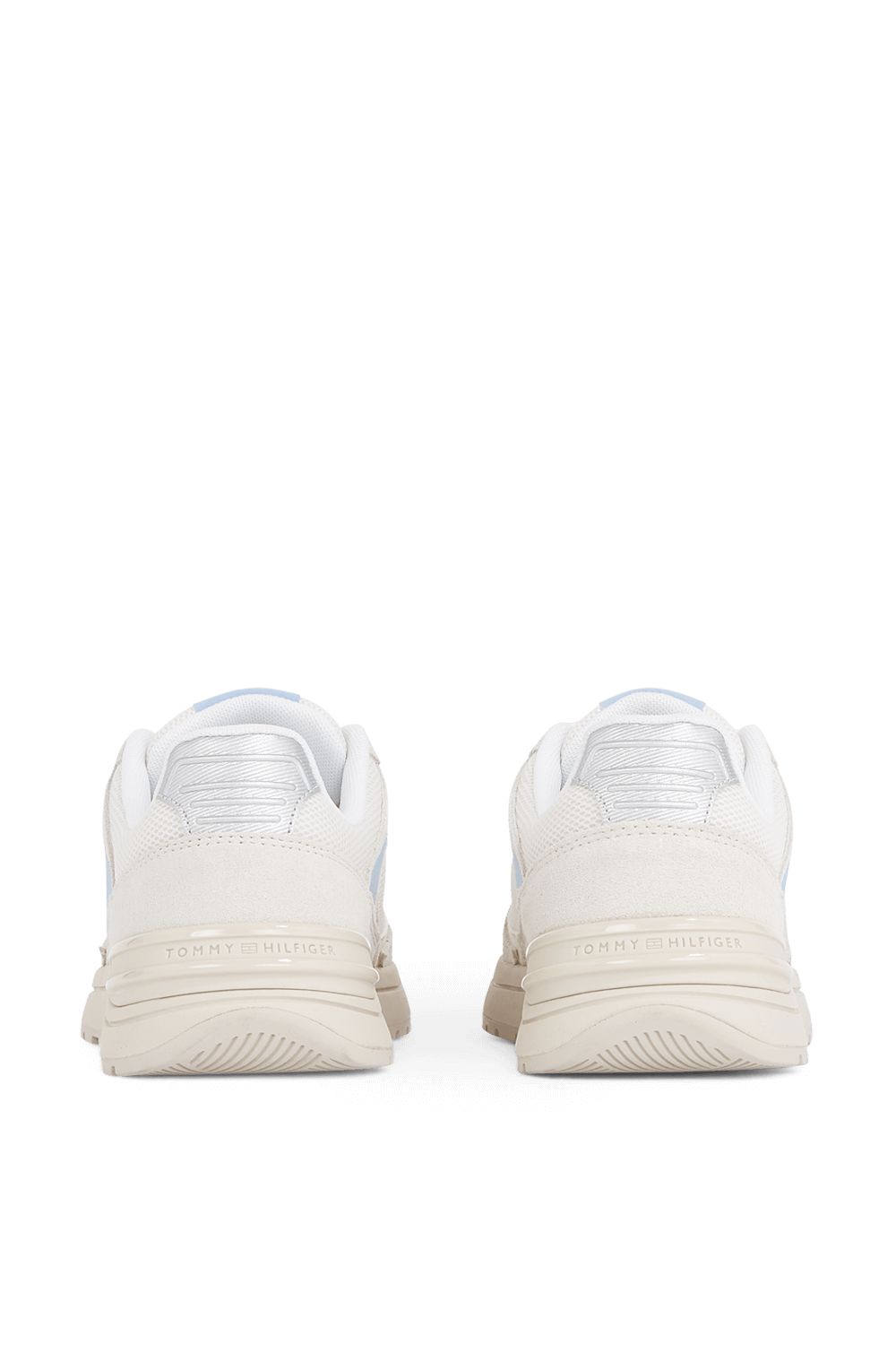 תמונת תקריב של נעלי סניקרס