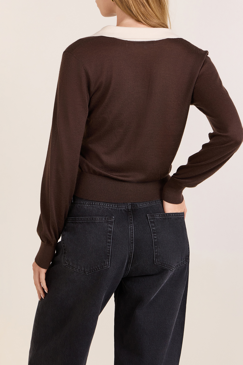 תמונת דוגמן אחורית של חולצת פולו משי וקשמיר