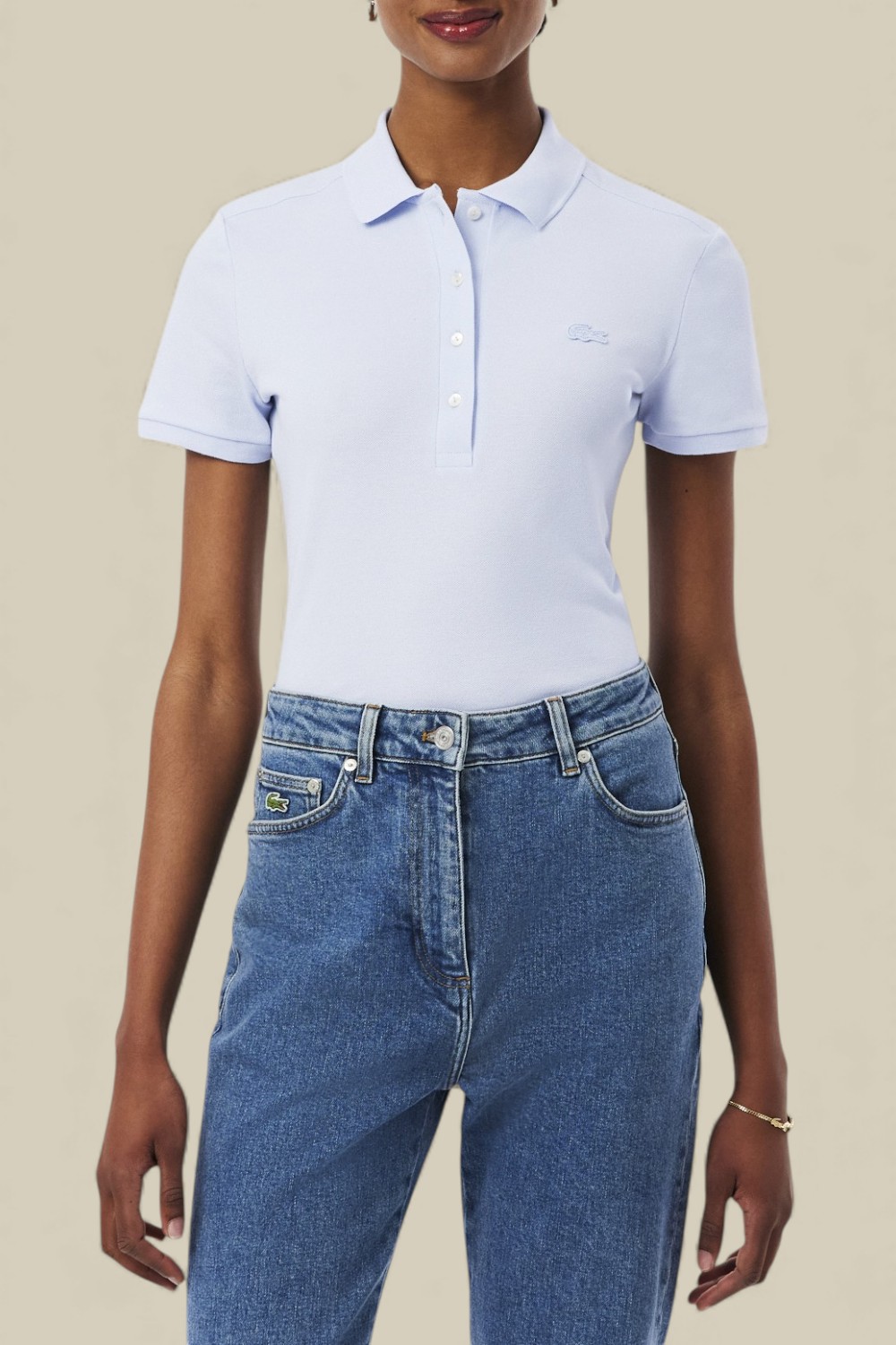 תמונת דוגמן קידמית של חולצת פולו קצרה