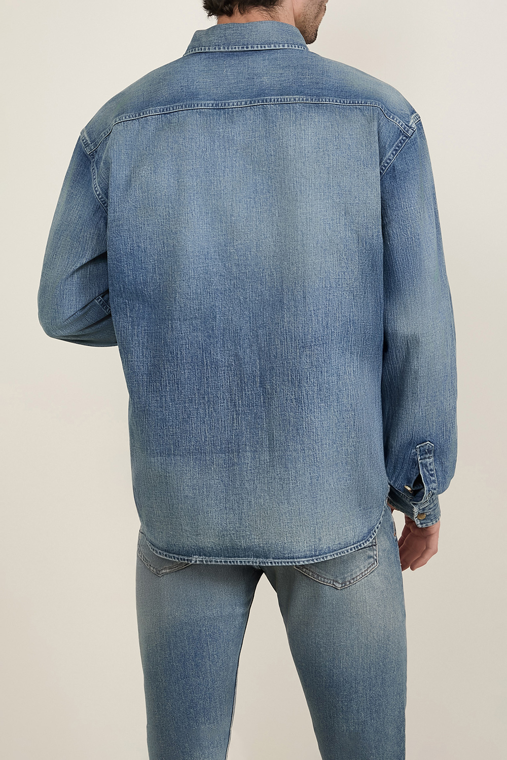 תמונת דוגמן אחורית של חולצת כפתורים ג'ינס