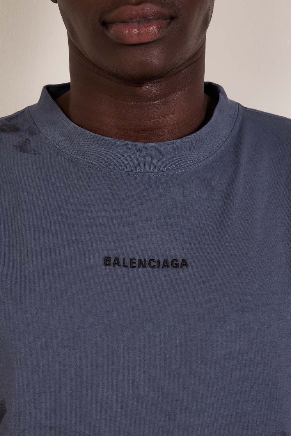 תמונת תקריב דוגמן של חולצת טי