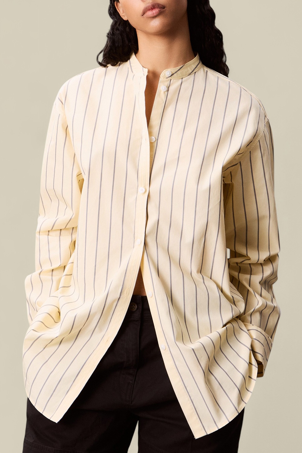 תמונת דוגמן קידמית של חולצה מכופתרת