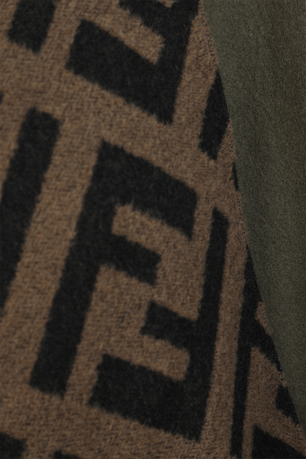 תמונה אחורית של פונצ'ו מונוגרמי ירוק