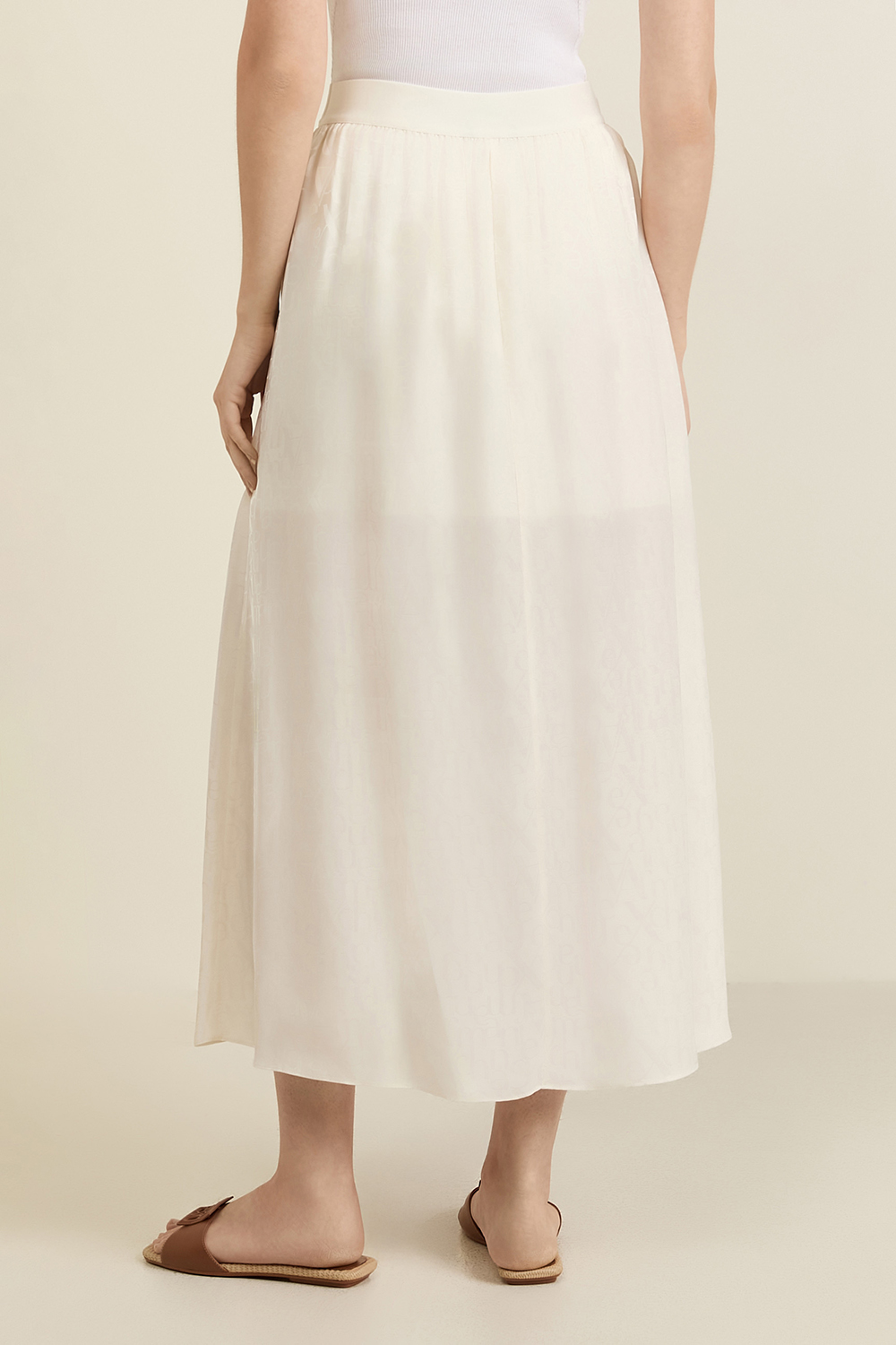 תמונת דוגמן אחורית של חצאית מקסי