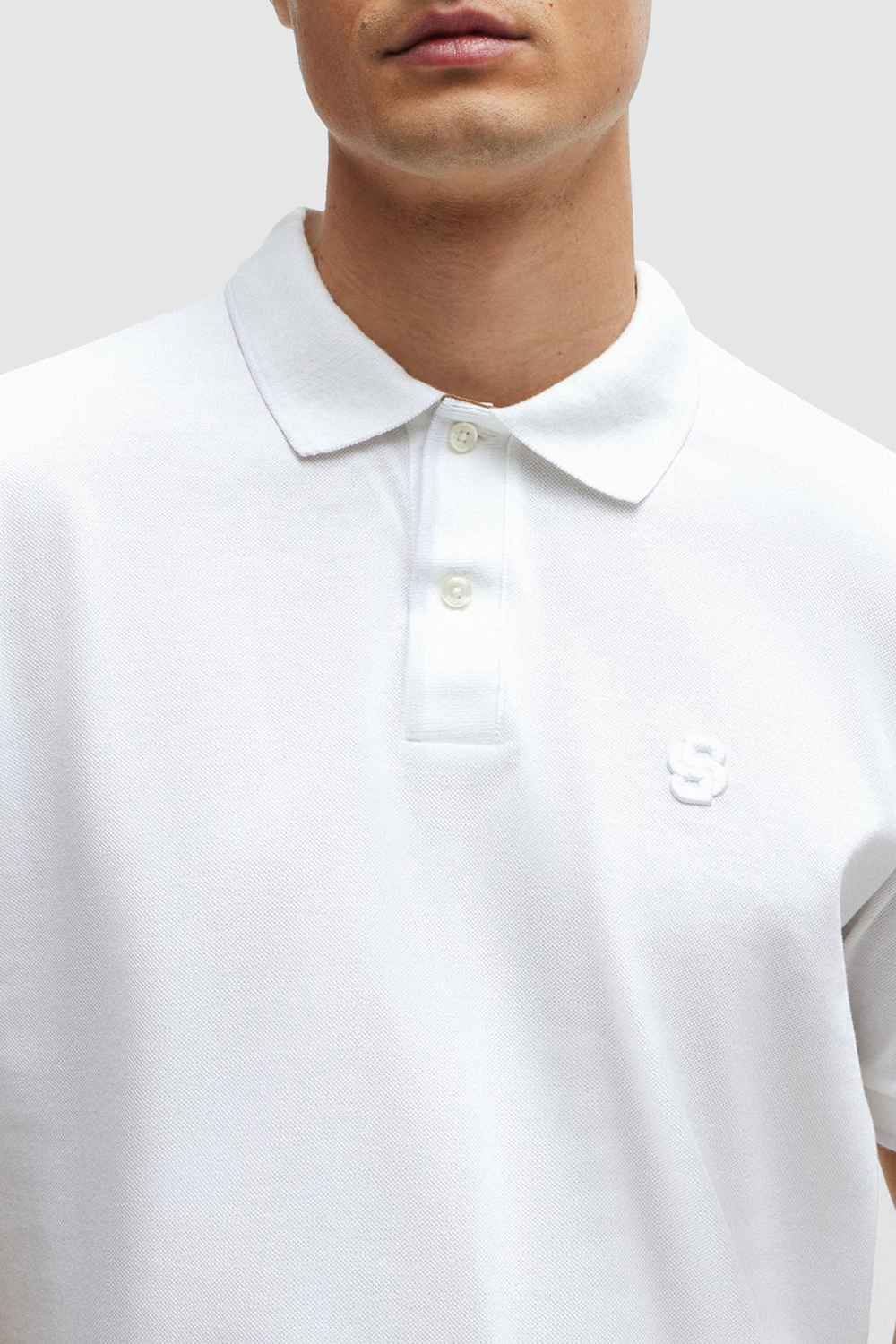 תמונת תקריב דוגמן של חולצת פולו קצרה