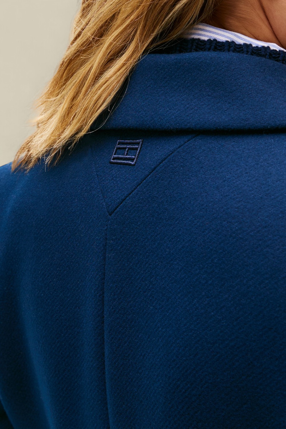 תמונת תקריב דוגמן של מעיל עם צמר וקשמיר