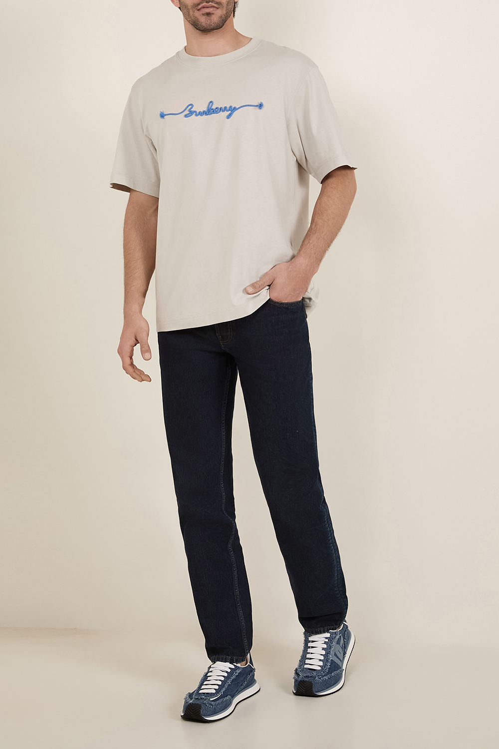 תמונת דוגמן קידמית של נעלי סניקרס ג'ינס