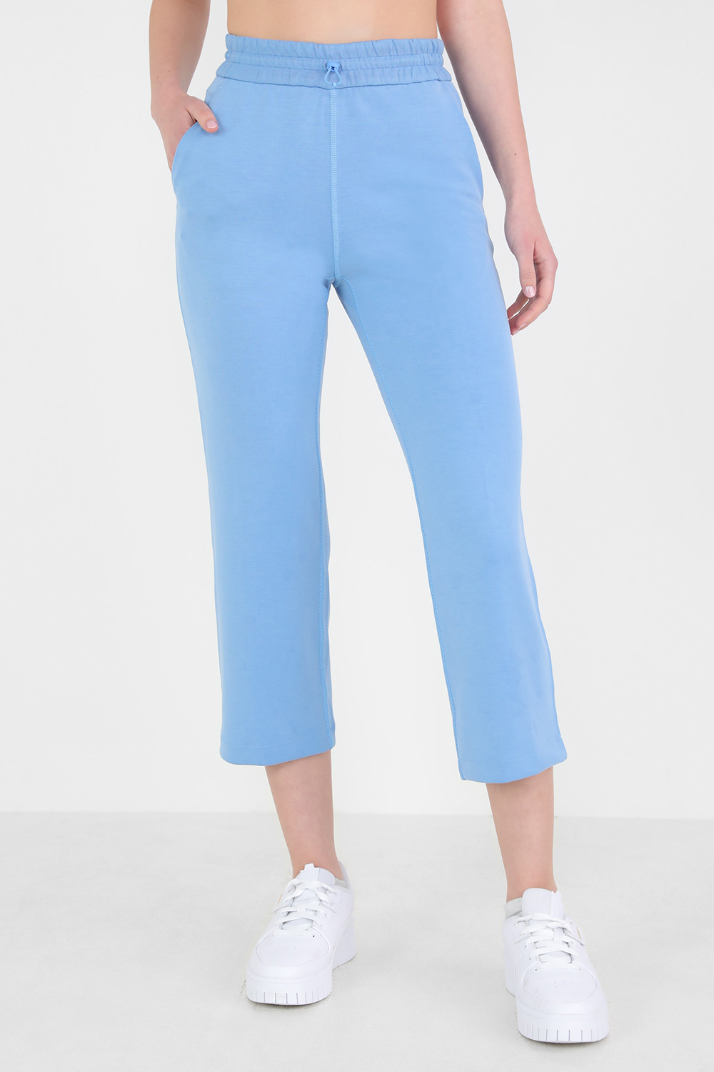 תמונת דוגמן קידמית של Softstreme High-Rise Straight-Leg Cropped Pant