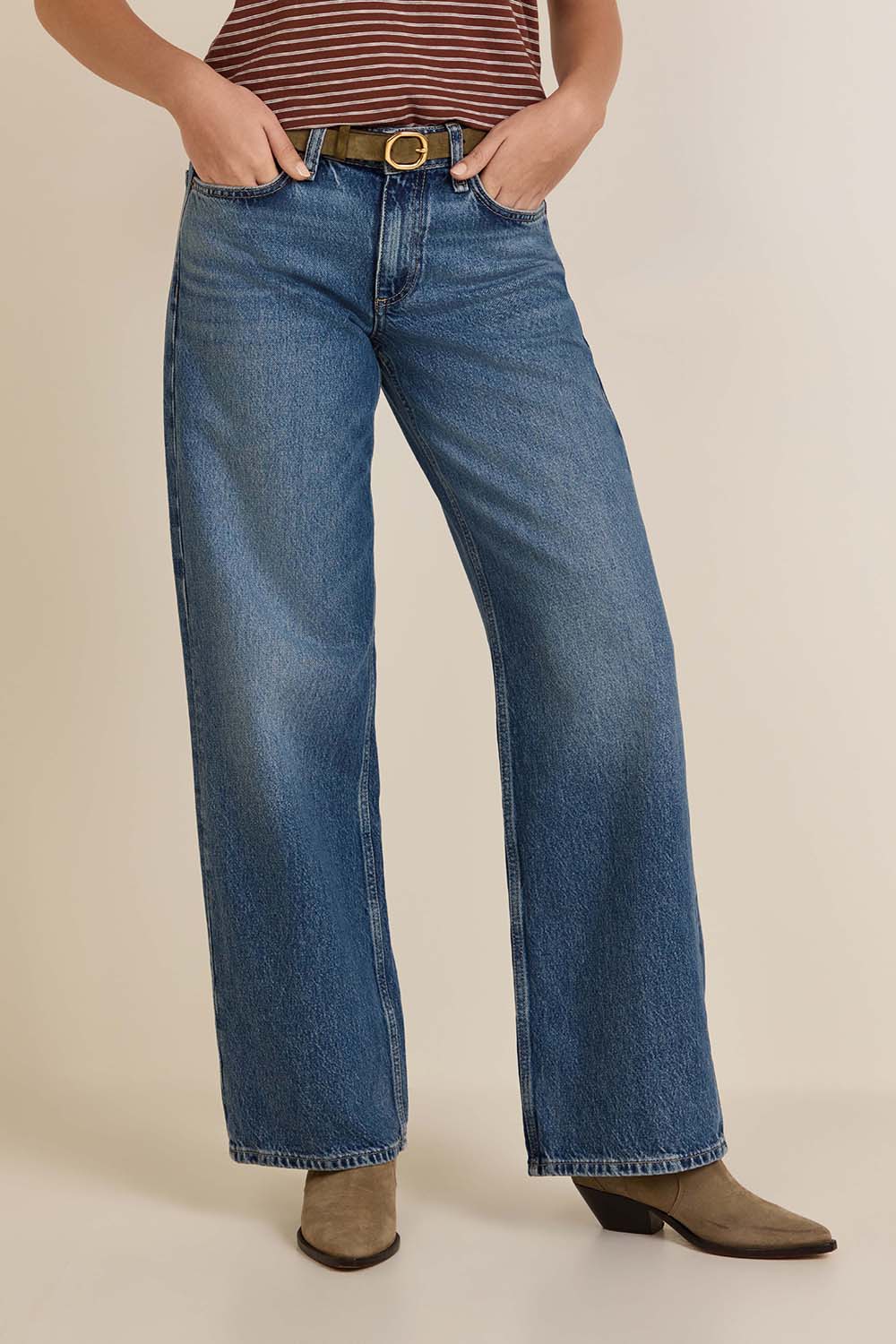 תמונת דוגמן קידמית של מכנסי ג'ינס בגזרה נמוכה