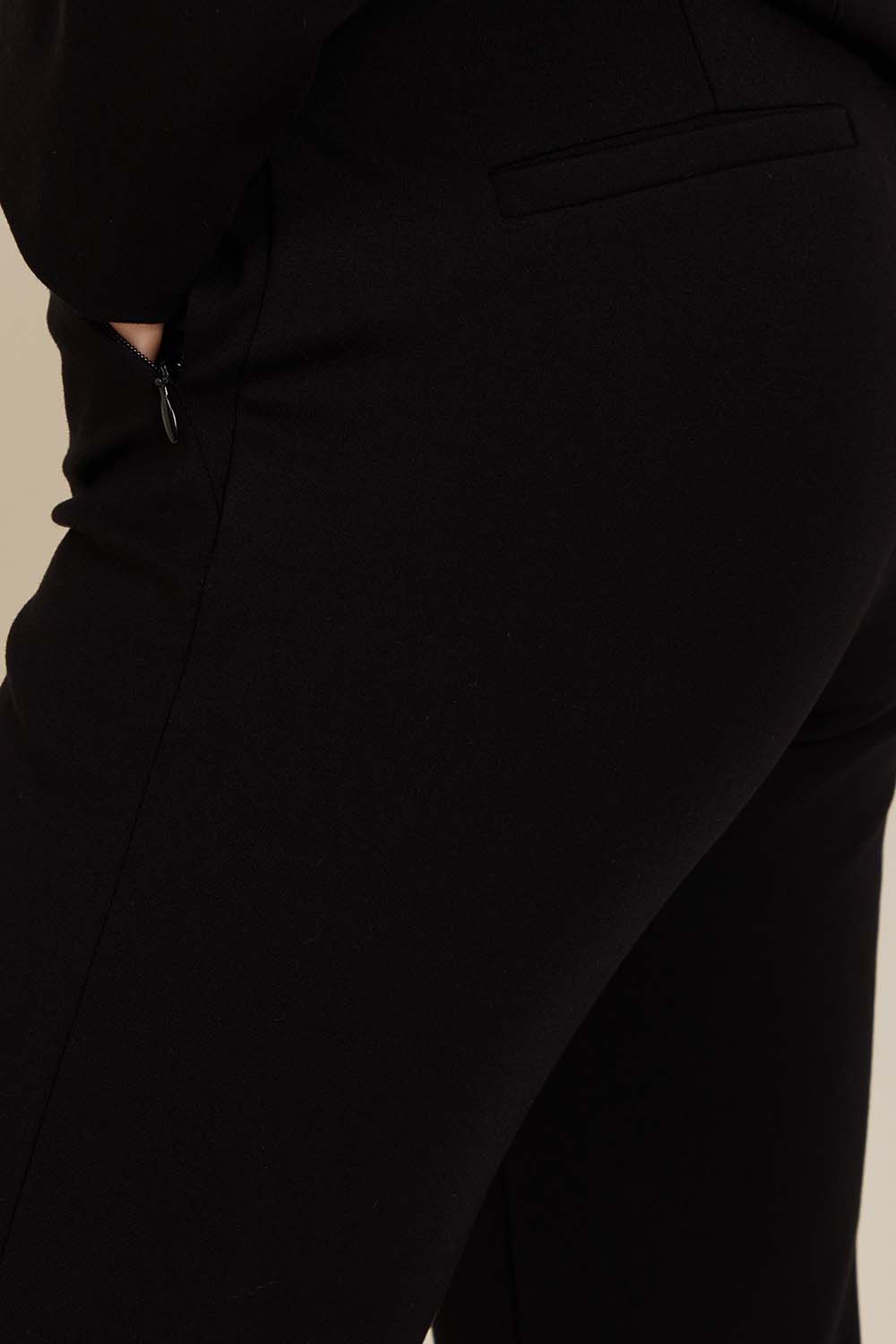 תמונת תקריב דוגמן של מכנסיים מחויטים בגזרה ישרה