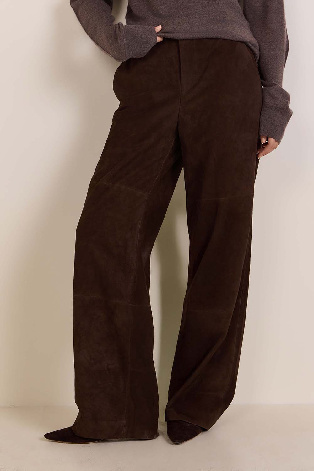 תמונת דוגמן קידמית של מכנסי זמש