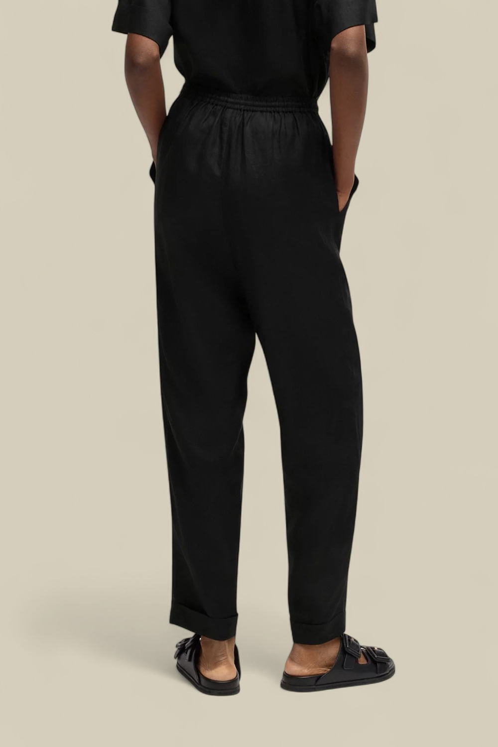 תמונת דוגמן אחורית של מכנסי ג'וג