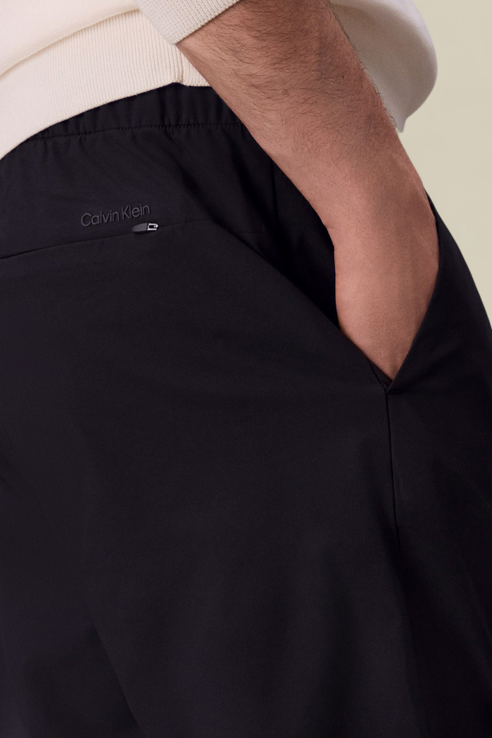 תמונת תקריב דוגמן של מכנסיים ארוכים סלים פיט