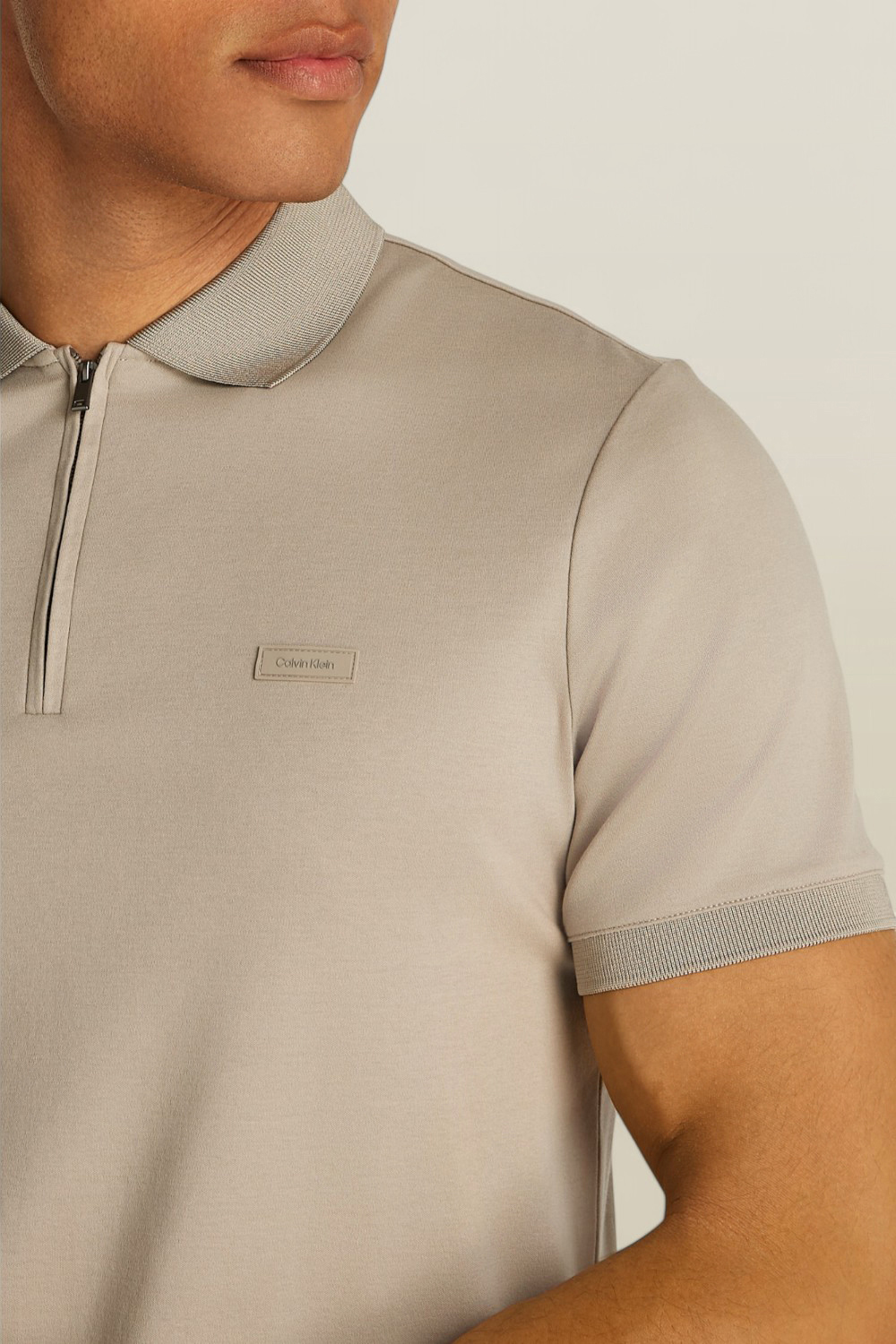 תמונת תקריב דוגמן של חולצת פולו קצרה