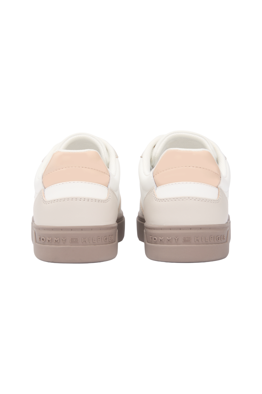 תמונת תקריב של נעלי סניקרס