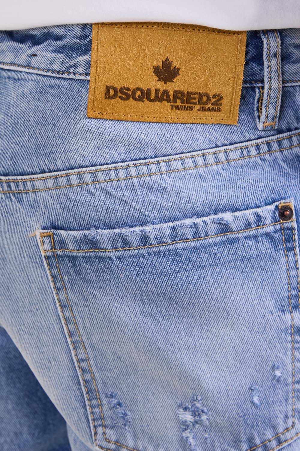 תמונת תקריב דוגמן של מכנסי ג'ינס קצרים