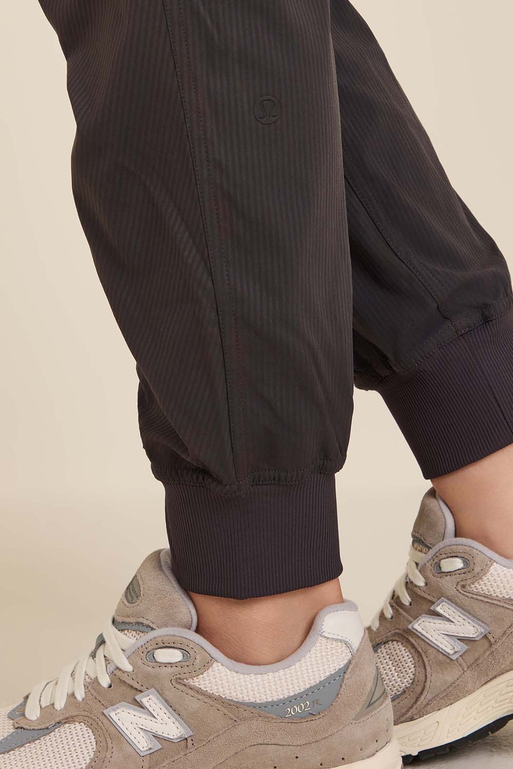 תמונת תקריב דוגמן של Dance Studio Mid-Rise Jogger