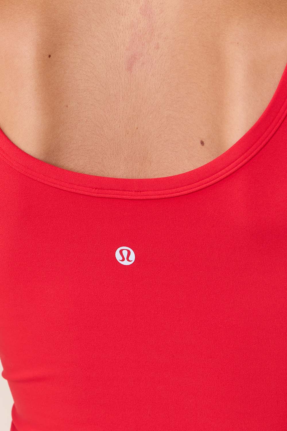 תמונת תקריב דוגמן של Align&trade; Scoop Waist-Length Tank