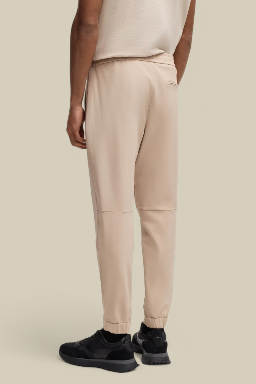 תמונת דוגמן אחורית של מכנסי ג'וג סלים פיט