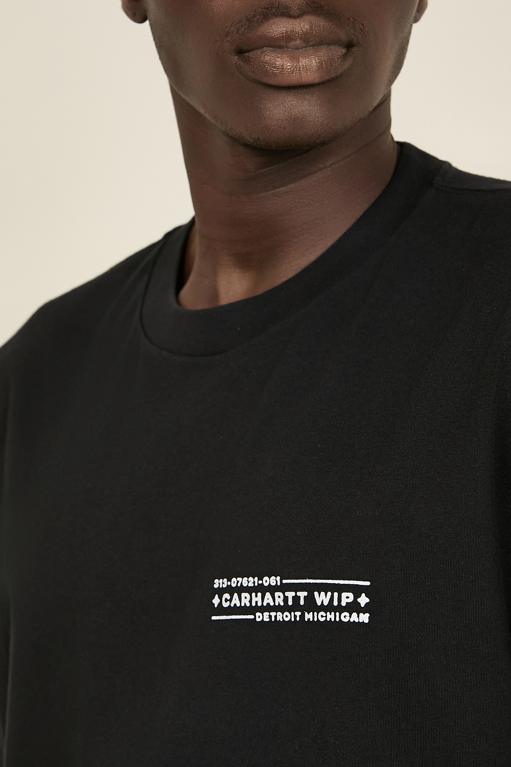 תמונת דוגמן אחורית של חולצת טי