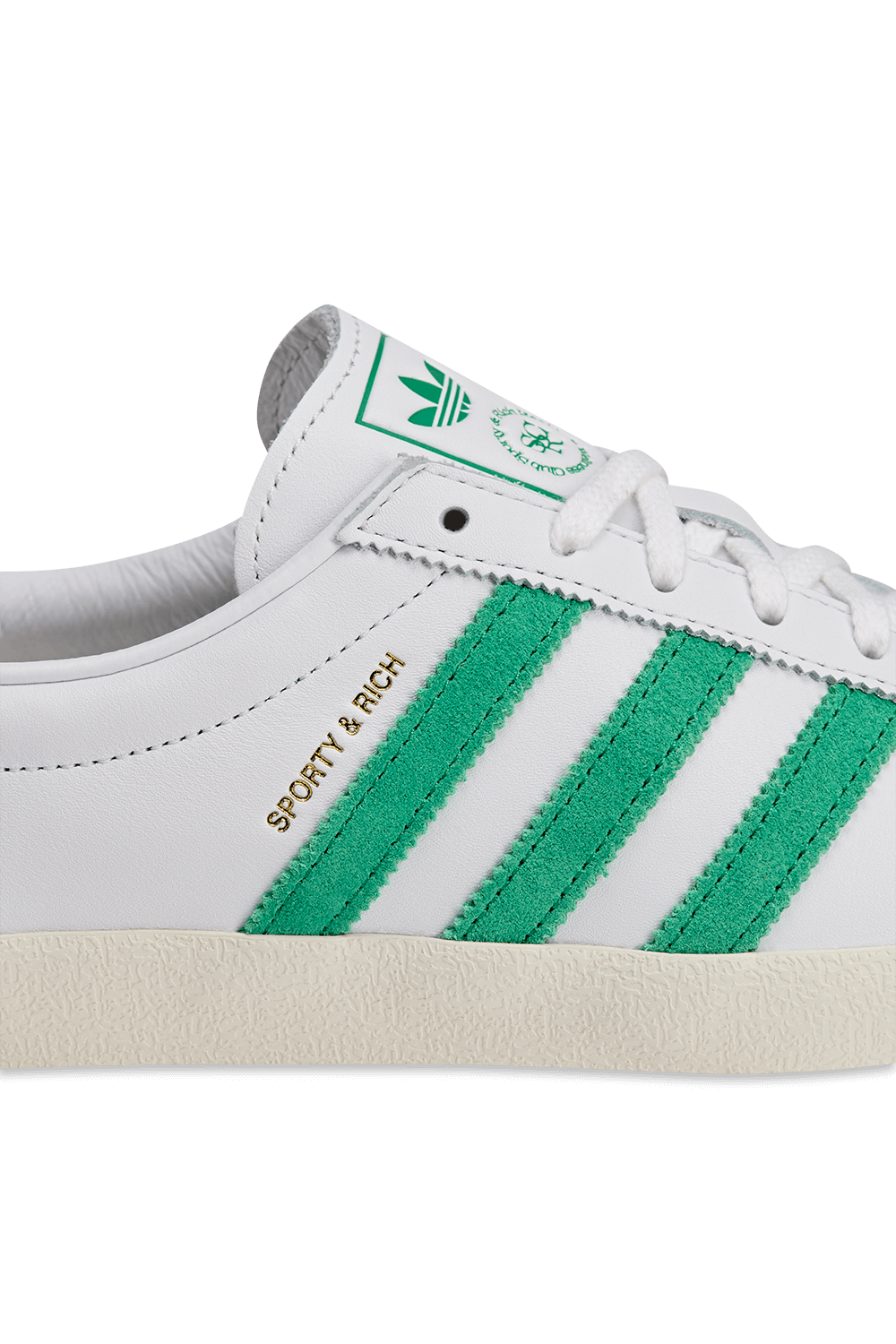 תמונת תקריב של ספורטי אנד ריץ' X אדידס נעלי סניקרס