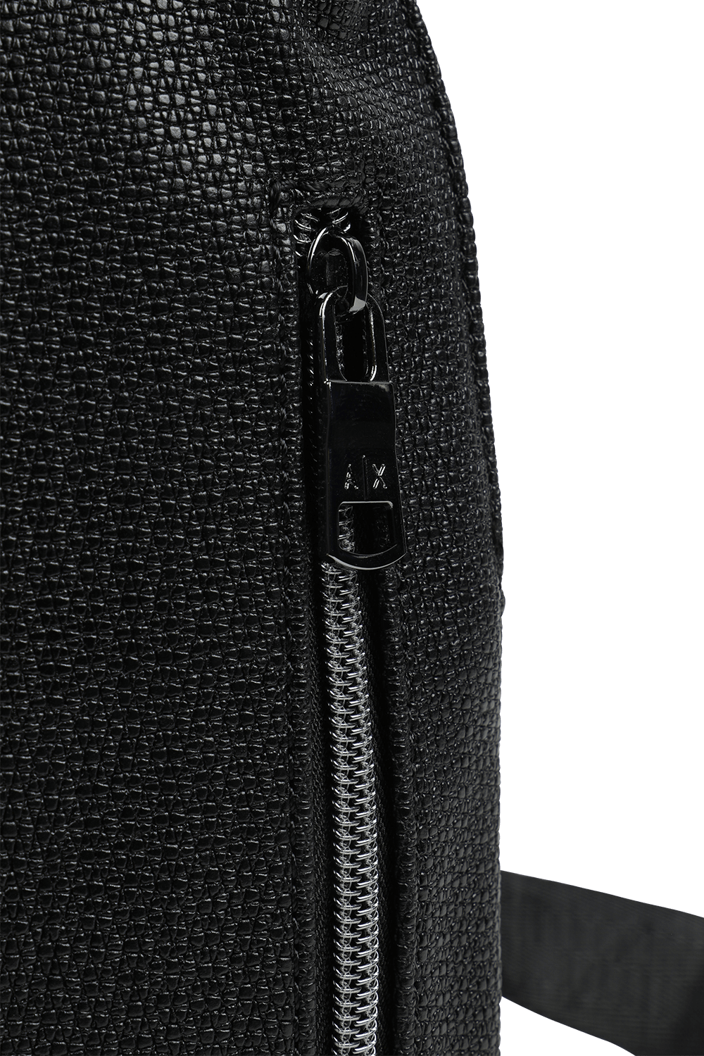 תמונת תקריב של תיק צד עם לוגוטייפ בגוון שחור