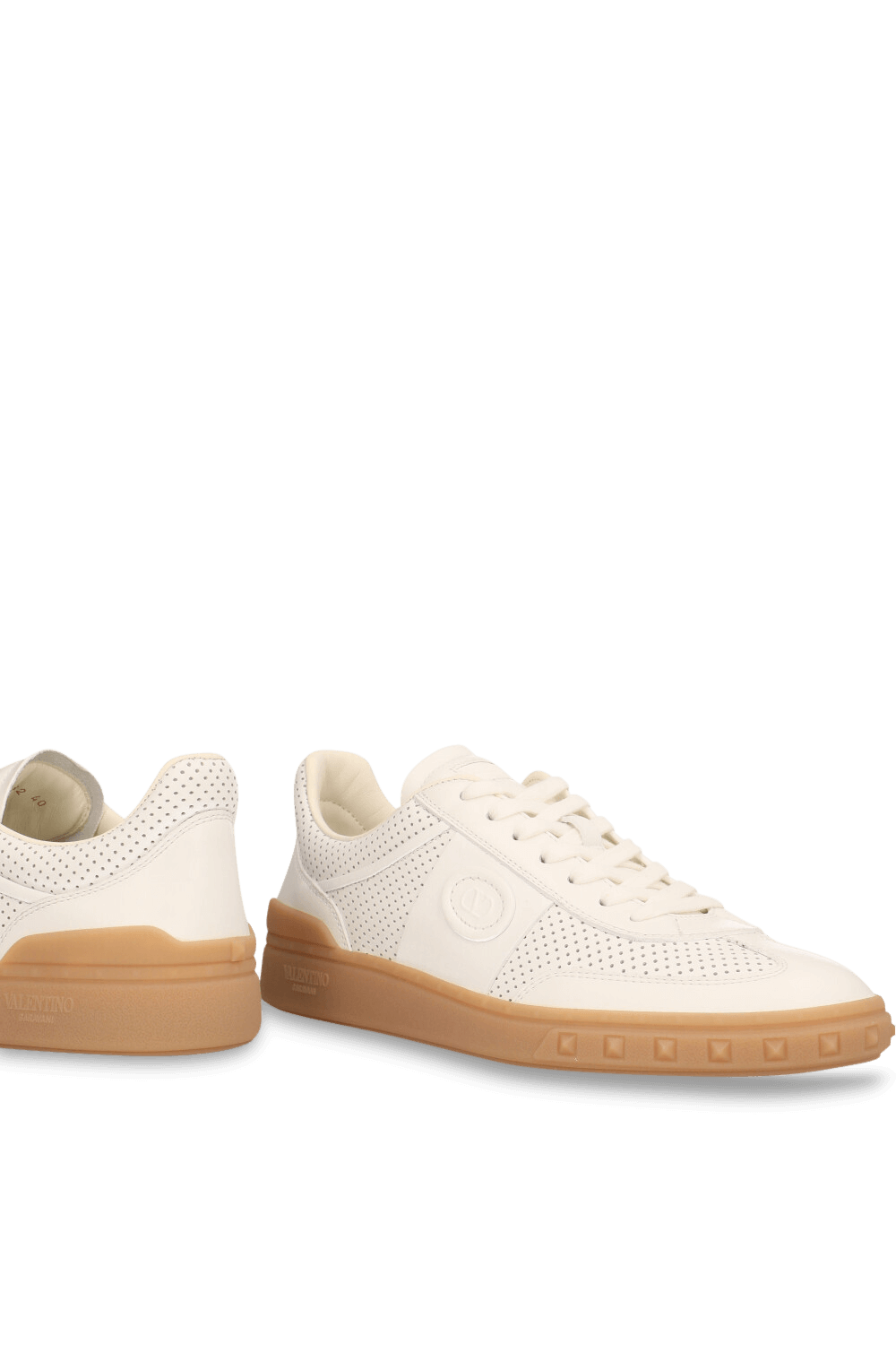 תמונת תקריב של נעלי סניקרס