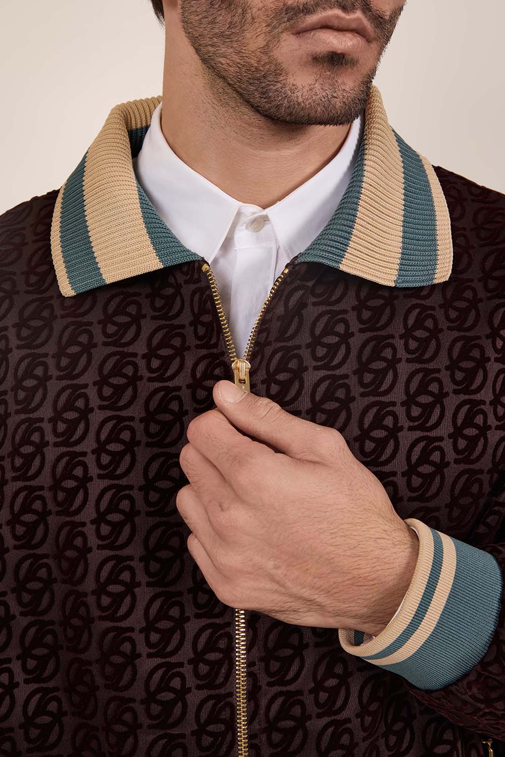 תמונת דוגמן אחורית של ז'קט טרנינג