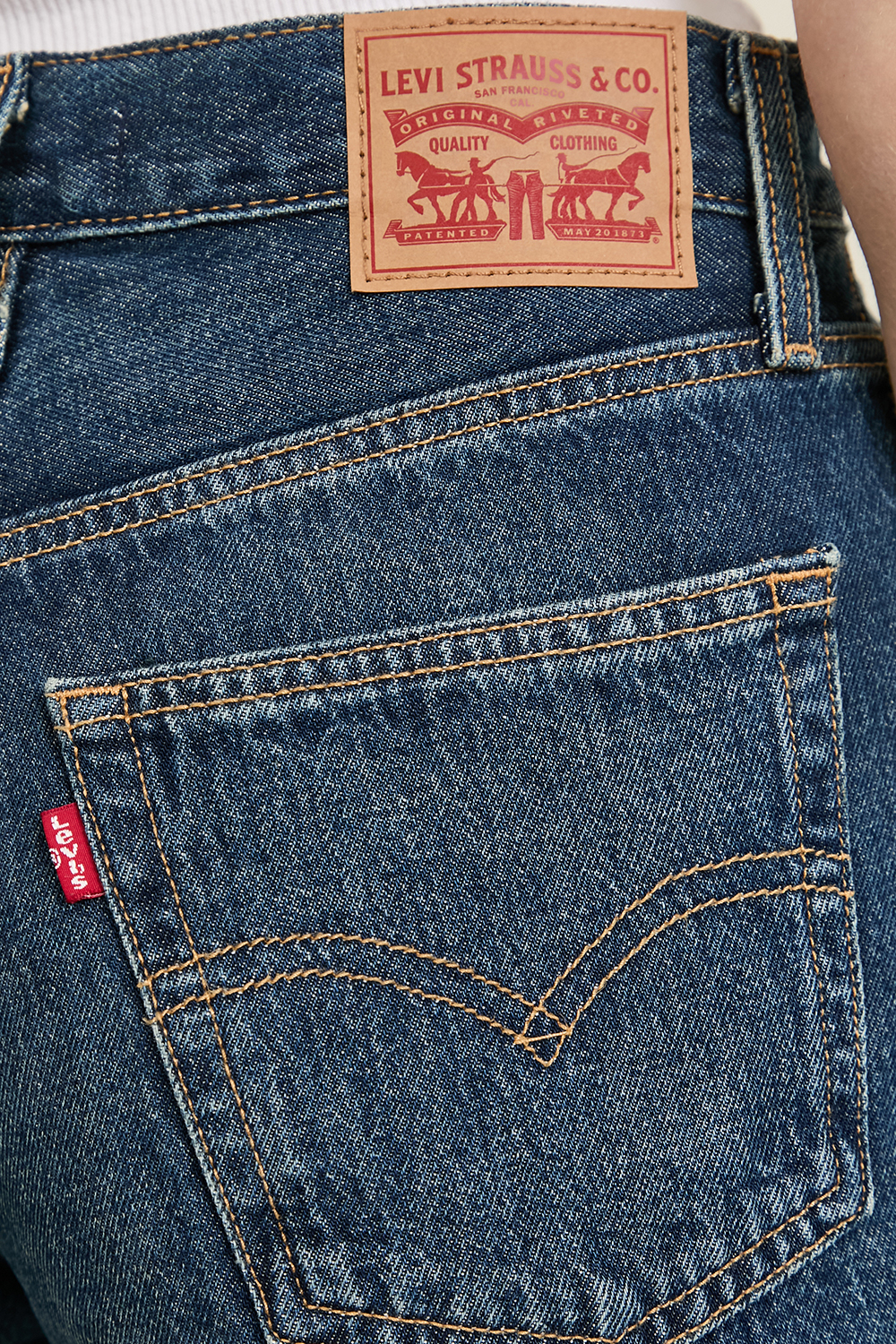 תמונת תקריב דוגמן של מכנסי ג'ינס קצרים באגי 94