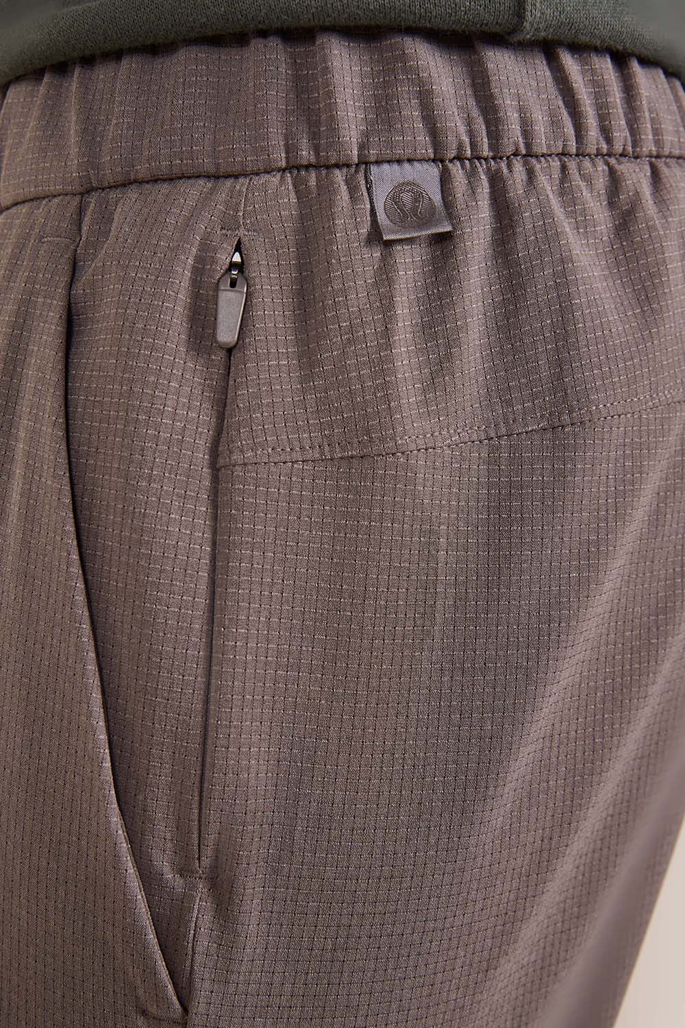 תמונת תקריב דוגמן של ABC WovenAir Pull-On Short 7