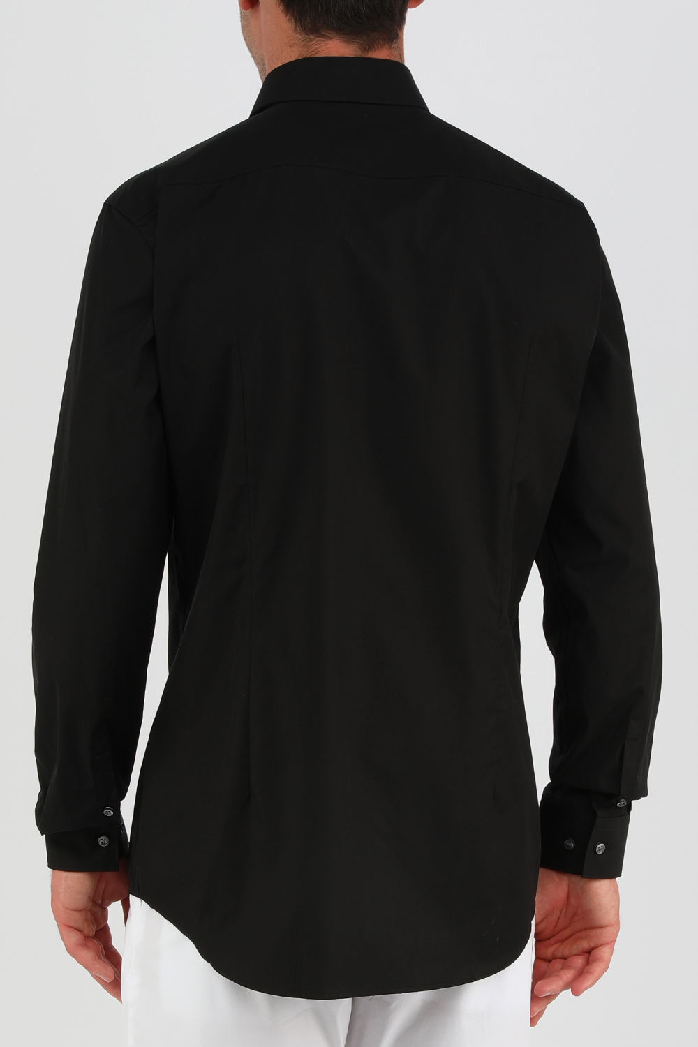 תמונת דוגמן אחורית של חולצה מכופתרת שחורה מכותנה בגזרת סלים