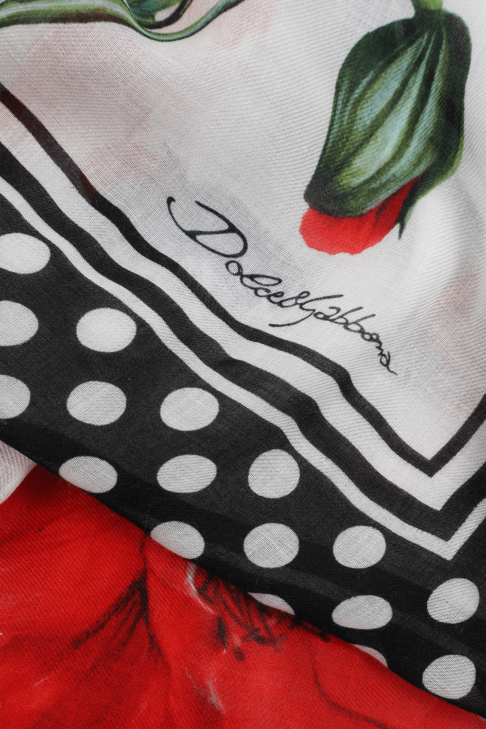 תמונת תקריב של צעיף מקשמיר עם הדפס פרחים