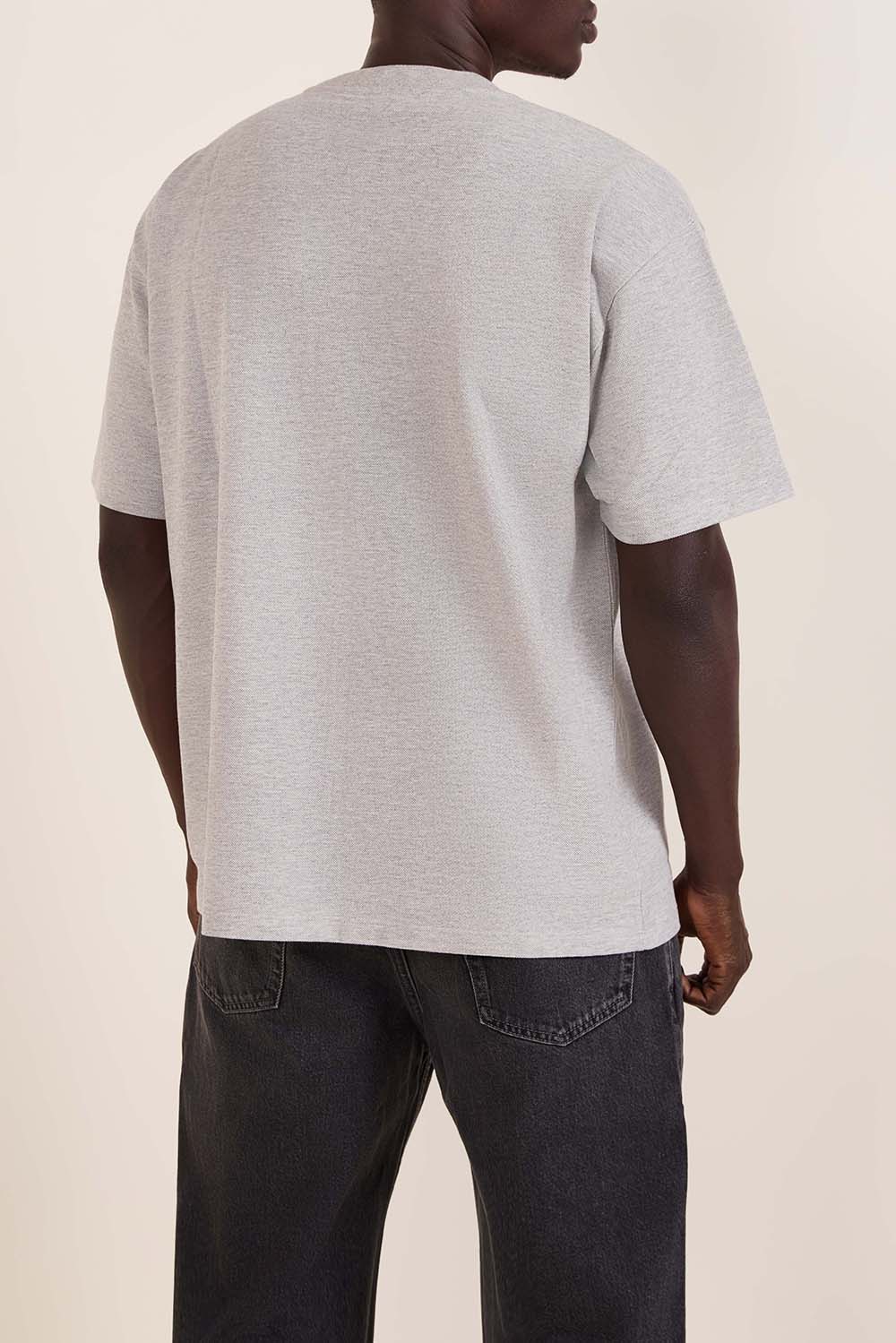 תמונת דוגמן אחורית של חולצת טי פיקה