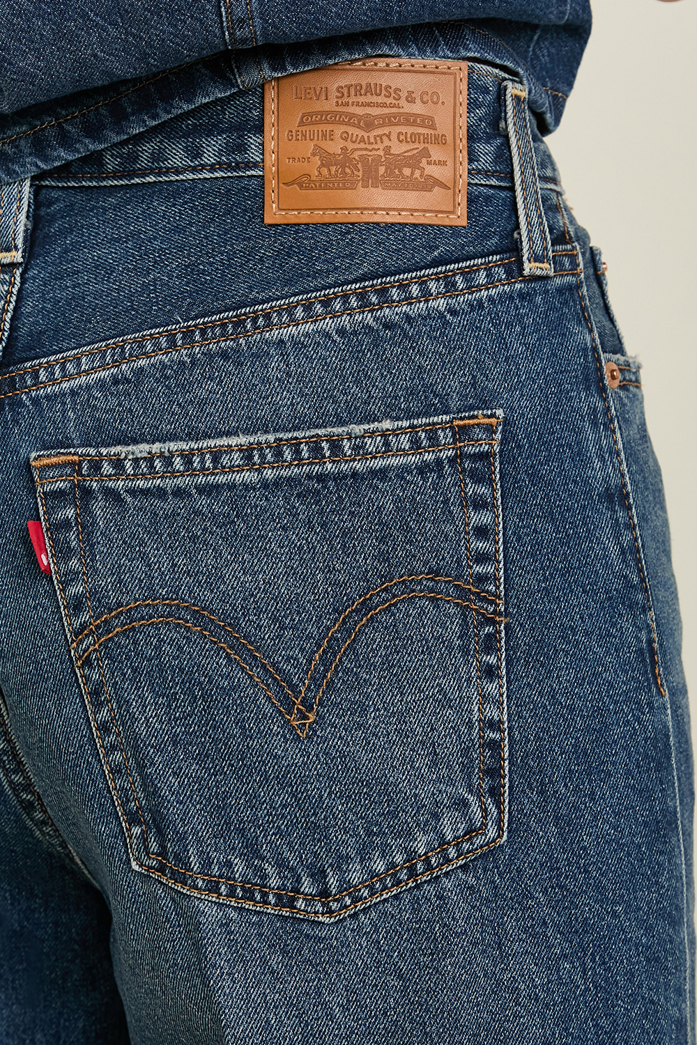 תמונת תקריב דוגמן של מכנסי ג'ינס בגזרה רחבה