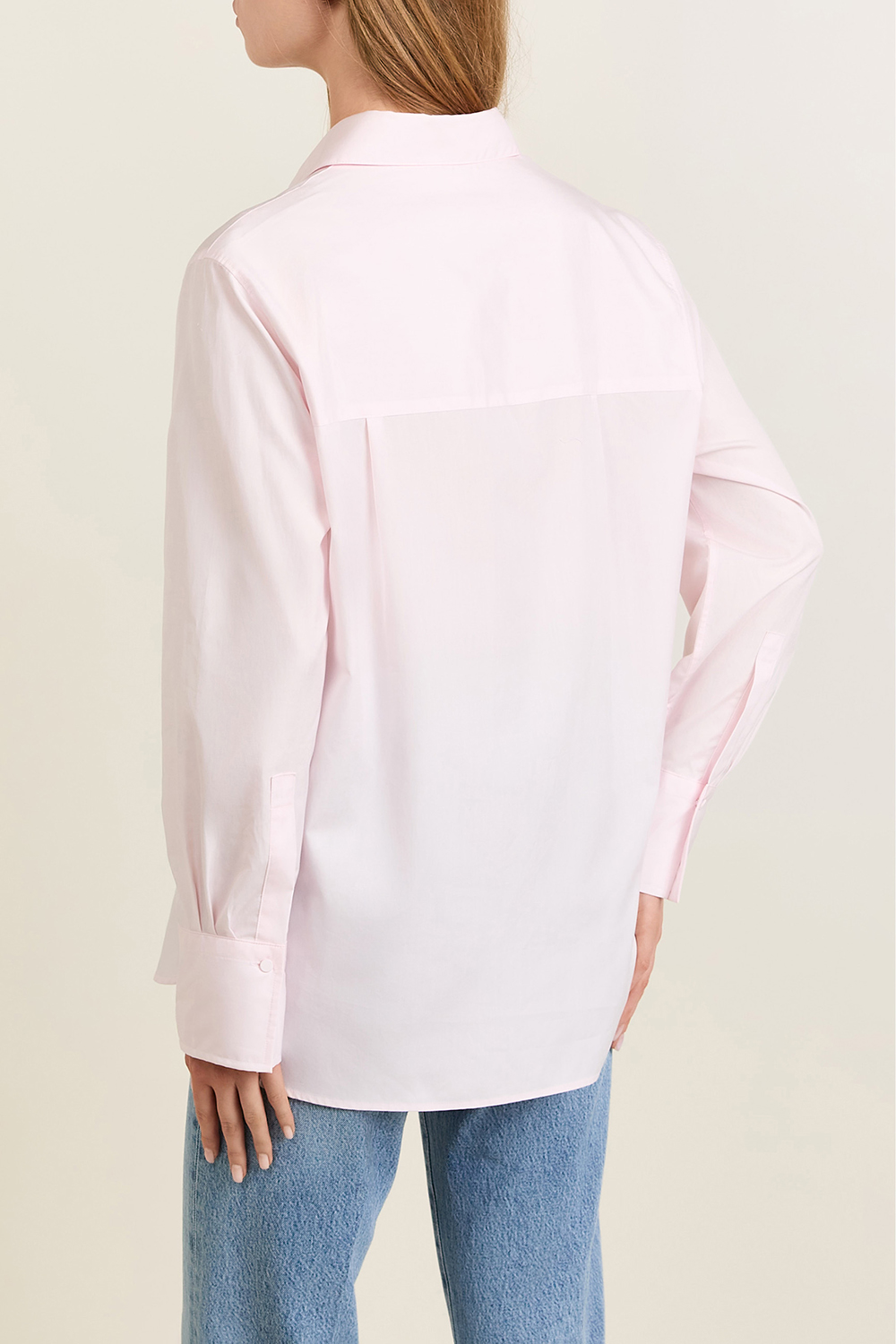 תמונת דוגמן אחורית של חולצת כפתורים