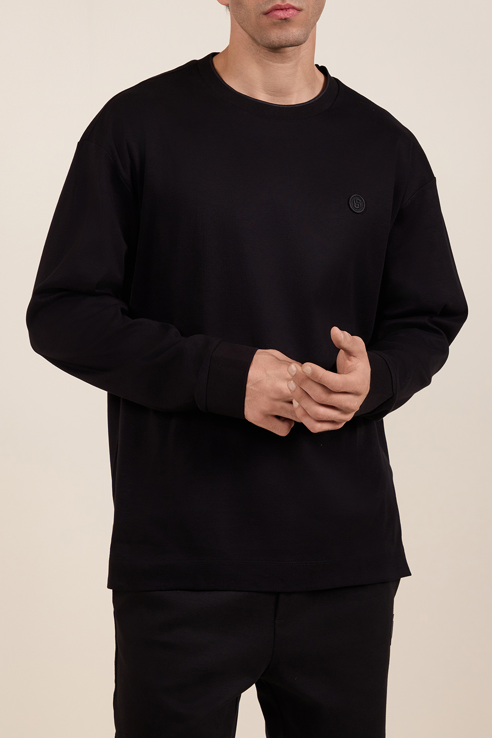 תמונת דוגמן קידמית של חולצת טי עם שרוולים ארוכים