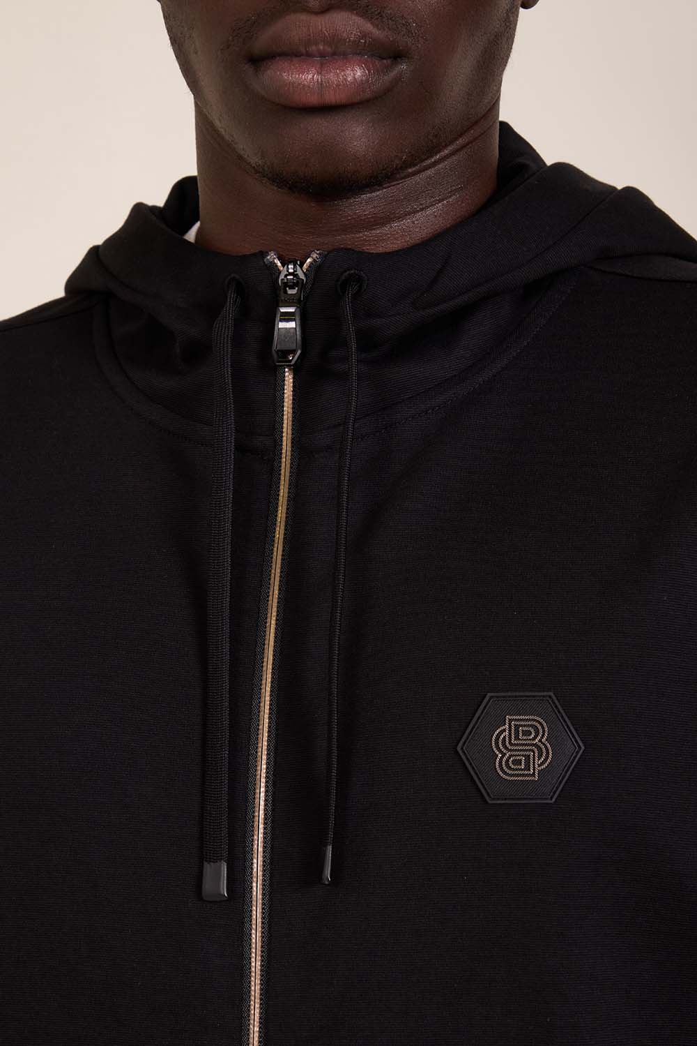 תמונת תקריב דוגמן של סווטשירט קפוצ'ון