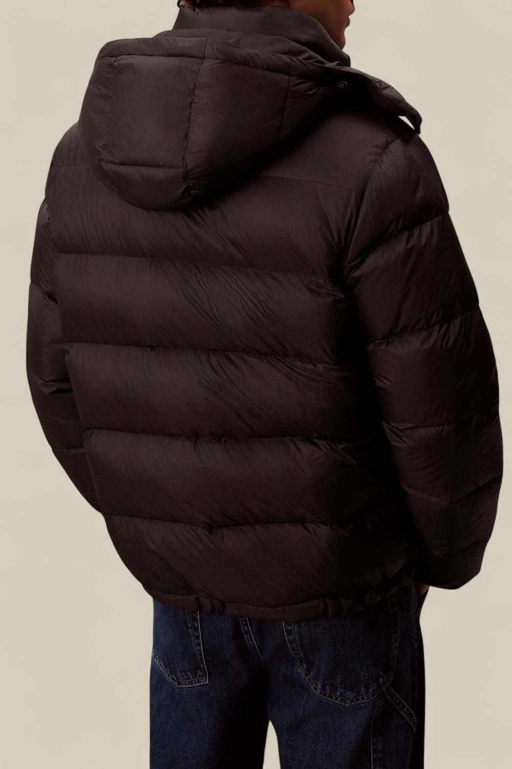 תמונת דוגמן אחורית של מעיל פאף