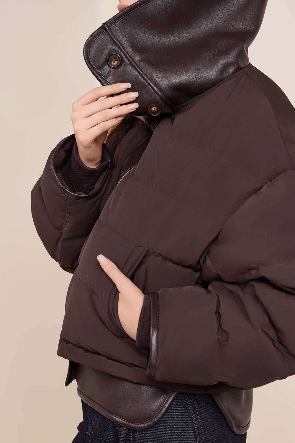 תמונת תקריב דוגמן של מעיל פוך