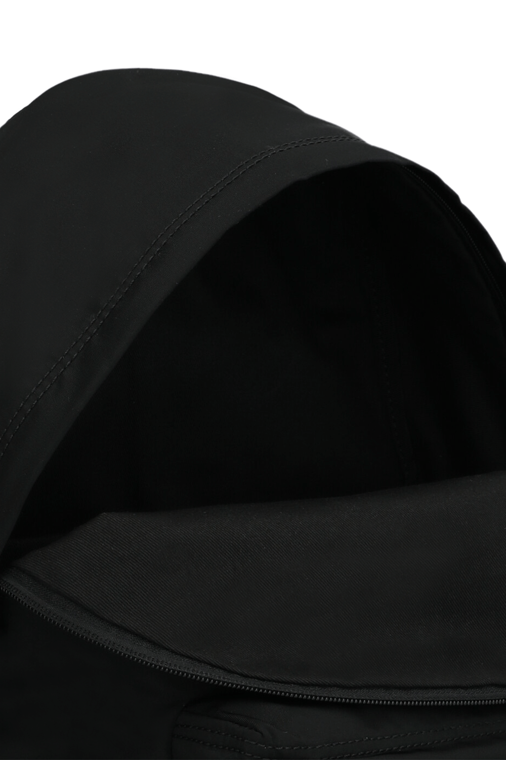 תמונת פנים של תיק גב עם הדפס גרפיטי