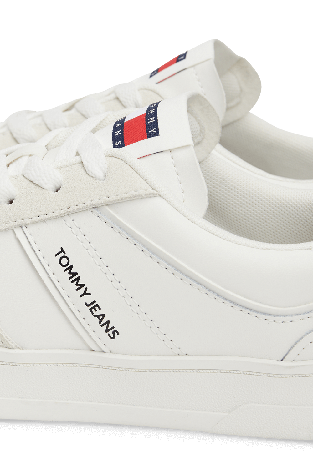 תמונת תקריב של נעלי סניקרס